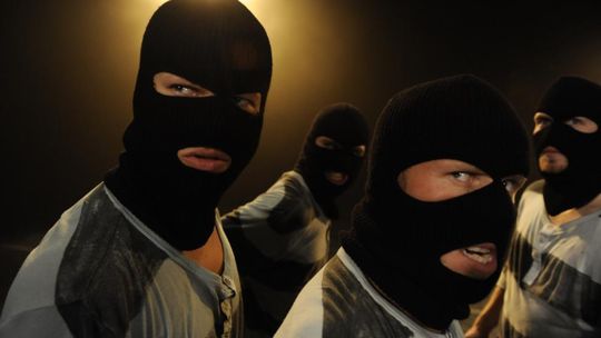 Norwescy tancerze w futbolowym spektaklu