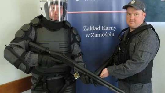 Nowa broń w więzieniu w Zamościu. Strzelby, pasy, kaski