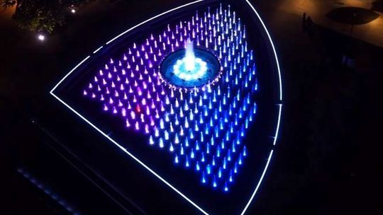 Nowa fontanna na pl. Litewskim. Nocne wideo z drona