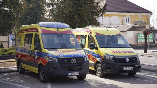 Nowy pojazd trafił do Powiatowego Centrum Zdrowia w Opolu Lubelskim wraz z pełnym wyposażeniem medycznym. Uroczystość przekazania zgromadziła przedstawicieli władz samorządowych, pracowników służby zdrowia oraz zaproszonych gości.