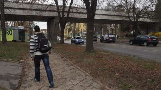 Nowa kładka nad ul. Sowińskiego już jesienią. Jak będziemy jeździć w trakcie przebudowy?