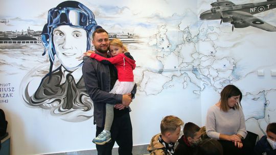 Nowa księgarnia i mural w Lublinie. A na nim Gienek, chłopak który pokochał latanie [zdjęcia]