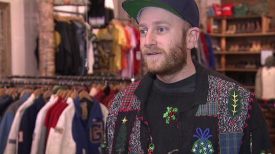 Nowa moda na brzydkie świąteczne swetry (wideo) 