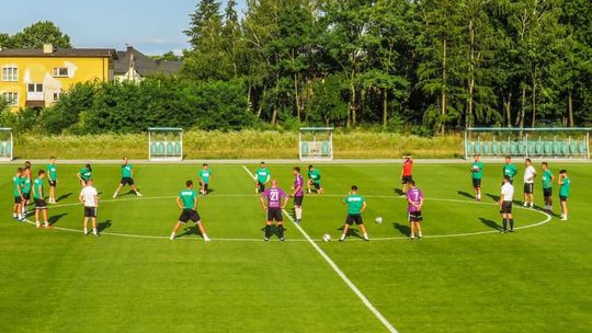 Nowa murawa na stadionie w Białej Podlaskiej. Prezydent o krytykach, którzy się "wymądrzali"
