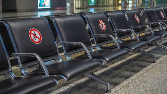 Nowa mutacja koronawirusa w Wielkiej Brytanii. Zawieszają połączenia lotnicze