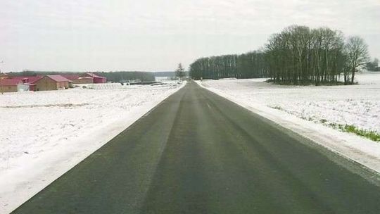 Nowa nawierzchnia na drodze z Annowa do Zakrzewa