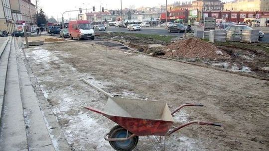 Nowa organizacja ruchu na al. Tysiąclecia. Drogowcy nie wyrobili się z przebudową