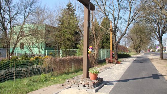 Nowa przeszkoda dla pieszych. Krzyż wmurowany na środku chodnika