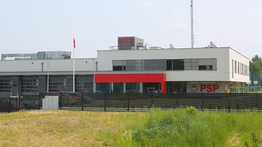 Nowa siedziba dla 53 strażaków. Ma ścianę wspinaczkową, siłownię i boisko [zdjęcia]