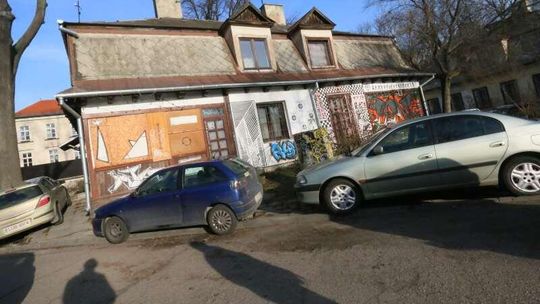Nowa siedziba Tektury przy al. Piłsudskiego. Przez ścianę z komisariatem policji
