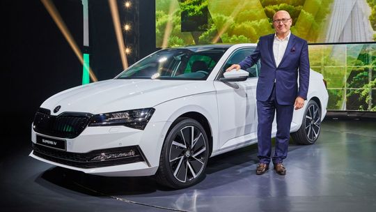 Nowa Skoda Superb. Trochę większa, wyższa i hybrydowa