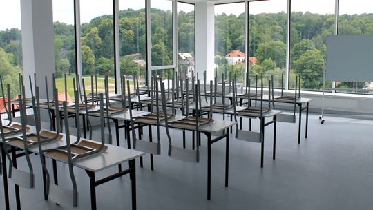 Nowa szkoła, sale bez klimatyzacji i z nieotwieranymi oknami. Dzieci czują się jak w tropikach Nowa szkoła, sale bez klimatyzacji i z nieotwieranymi oknami. Dzieci czują się jak w tropikach