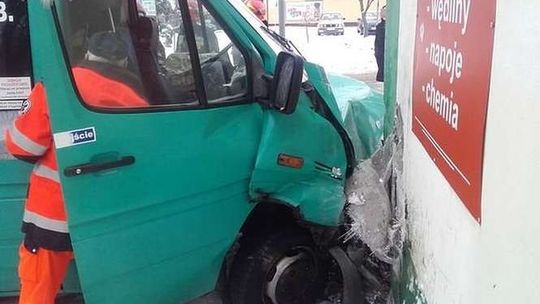 Nowa Wola: Bus pasażerski wjechał w sklep
