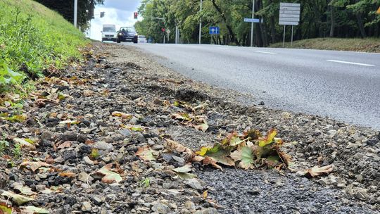 Nowe, a już uszkodzone. Uwaga na pobocze na Warszawskiej