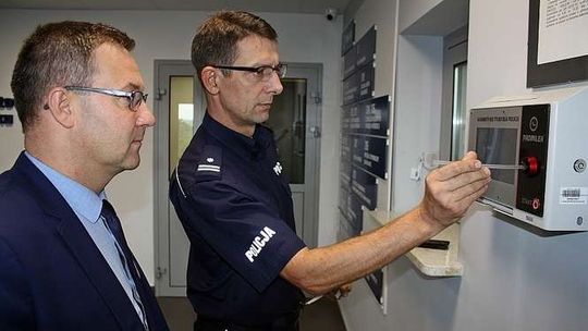 Nowe alkomaty w komendzie. Kierowca zbada się sam