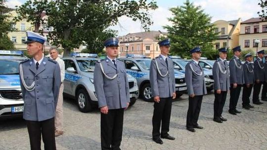 Nowe auta, awanse, sztandar i VIP-y. Policja w Białej Podlaskiej świętuje