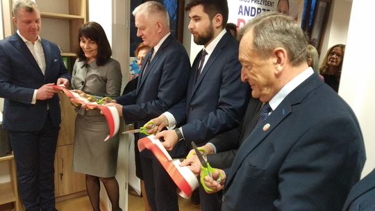 Nowe biuro poselskie w Chełmie otwarte. Mama posłanka dziękuje synowi prezydentowi