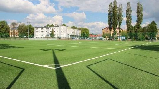 Nowe boisko ze sztuczną nawierzchnią już gotowe. Tak wygląda (zdjęcia)
