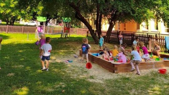 Nowe huśtawki, domki, tunele. Plac zabaw przy żłobku ma się zmienić