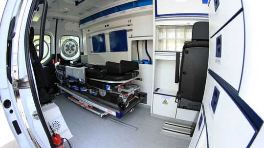Nowe karetki dotarły do szpitala. Ambulanse kupiły Zakłady Azotowe i Browary Lubelskie