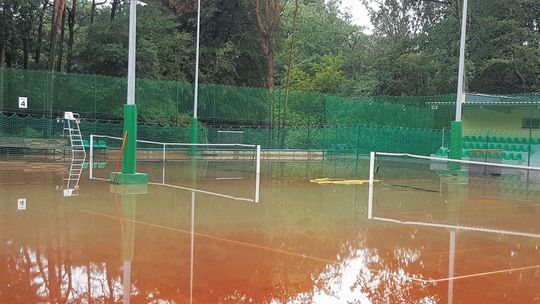 Nowe korty tenisowe utonęły w deszczu 