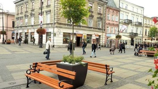 Nowe ławki i donice z roślinami na pl. Łokietka