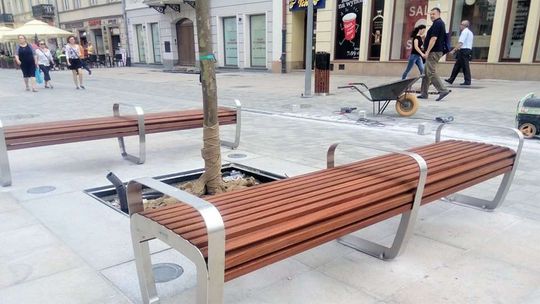 Nowe ławki i śmietniki na deptaku