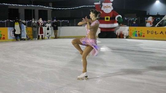 Nowe lodowisko w Puławach już otwarte. "Jest fantastyczna atmosfera" (zdjęcia)