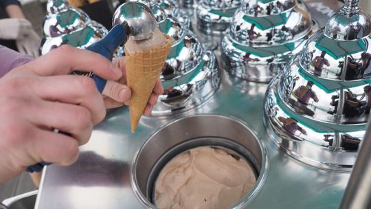 Nowe lody zdobędą popularność? Lodziarnia i producent słodyczy zaczynają współpracę