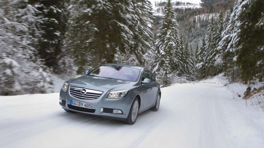 Nowe nieoznakowane radiowozy dla policji. Ople Insignia za Vectry