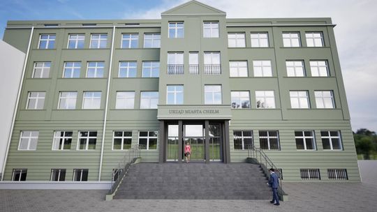 Nowe Oblicze Chełmskiego Ratusza: Surowy Modernizm w Zielonej Odsłonie