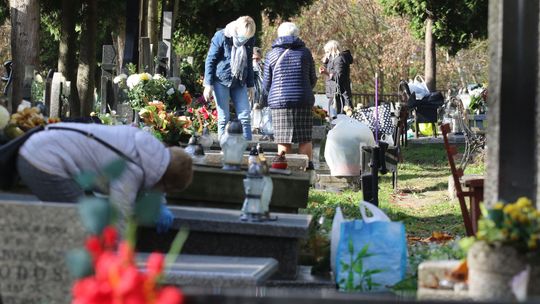 Nowe obostrzenia i decyzje. Rząd zamyka cmentarze na Wszystkich Świętych