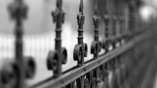 Nowe osiedla na Czubach za płotami. Dlaczego ludzie chcą mieszkać za ogrodzeniem?