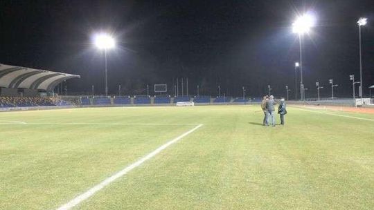 Nowe oświetlenie na stadionie w Puławach. Można znaleźć igłę w trawie