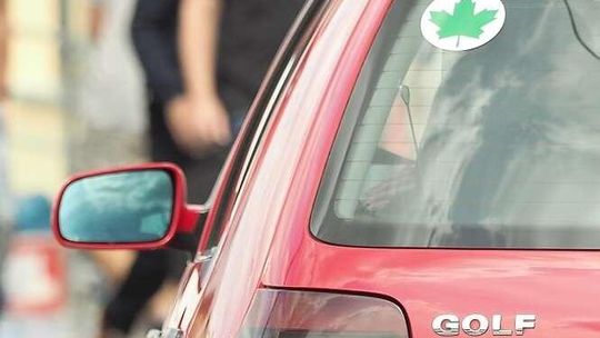 Nowe przepisy dla młodych kierowców. Naklejka na auto i szereg kar