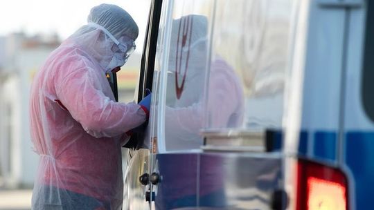 Nowe przypadki zakażenia koronawirusem w Polsce. Nie żyje 51-letni mężczyzna