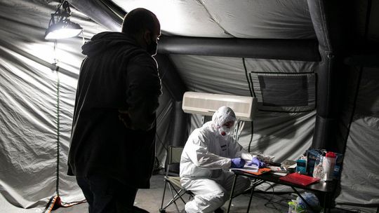 Nowe przypadki zakażenia koronawirusem w Polsce. Zmarły kolejne osoby