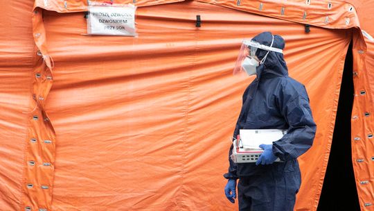 Nowe przypadki zakażenia koronawirusem w Polsce. Zmarły kolejne osoby