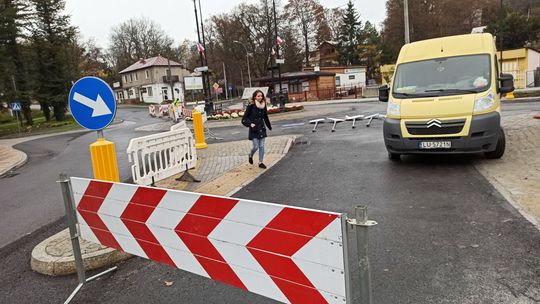 Nowe rondo w Nałęczowie prawie gotowe. Ma już patrona
