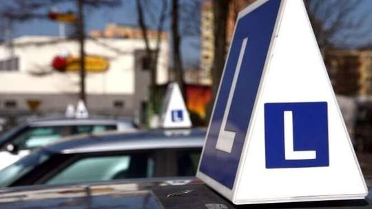 Nowe rygorystyczne przepisy dla młodych kierowców. Wolniejsza jazda, surowsze kary