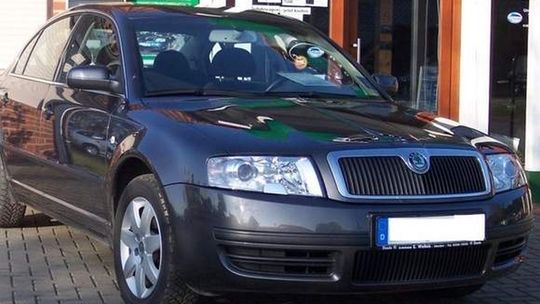 Nowe samochody dla marszałka. Stare sprzedał i zarobił 77 tys. zł