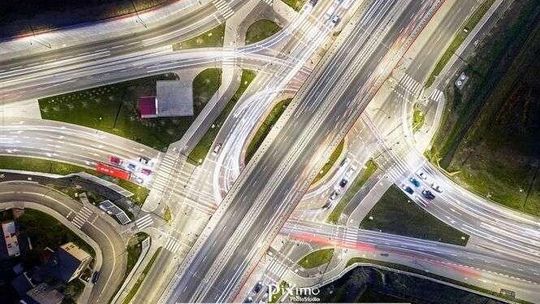 Nowe skrzyżowanie w Lublinie po zmroku. Te zdjęcia z drona robią niesamowite wrażenie