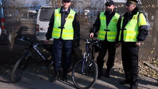 Nowe ubrania dla strażników: Spodnie w kant, kaszkiet z odpornym daszkiem