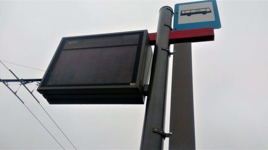 Nowe wyświetlacze na przystankach bezużyteczne od miesięcy. Żyją własnym życiem