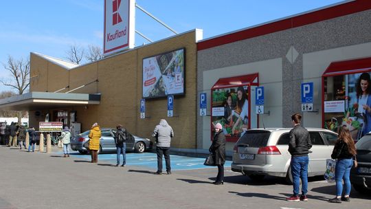 Nowe zasady w handlu. Przed sklepami w Puławach pojawiły się kolejki