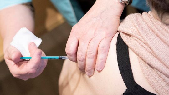 Nowej szczepionki przeciw COVID-19 jest tak mało, że trafi tylko do czterech szpitali