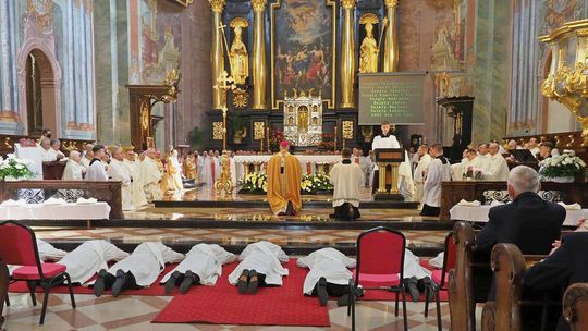 Nowi kapłani w archidiecezji. "Musicie wychodzić, jak mówił papież Franciszek, na peryferie"