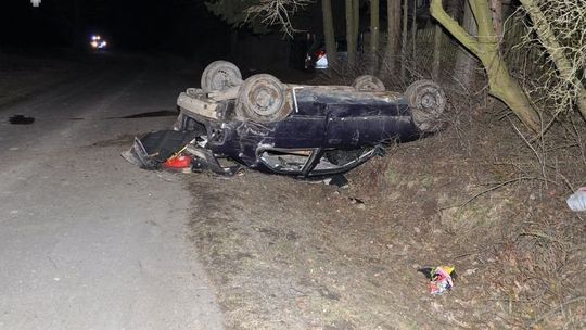 Nowiny: Kierowca wypadł z trasy. BMW wbiło się w przepust i dachowało