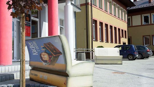 Nowoczesna biblioteka w Modliborzycach. Przed wejściem tzw. ławeczki literackie