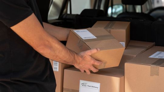 Nowoczesna logistyka zaczyna się od etykiety – rola oznaczeń w codziennej pracy magazynu